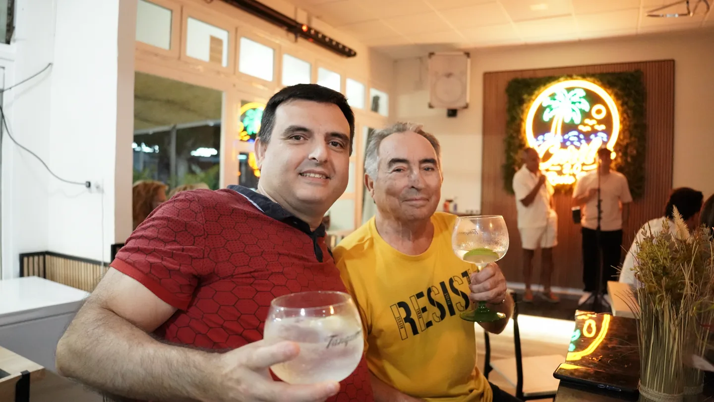 Amigos brindando en una mesa de Caribe 2.0
