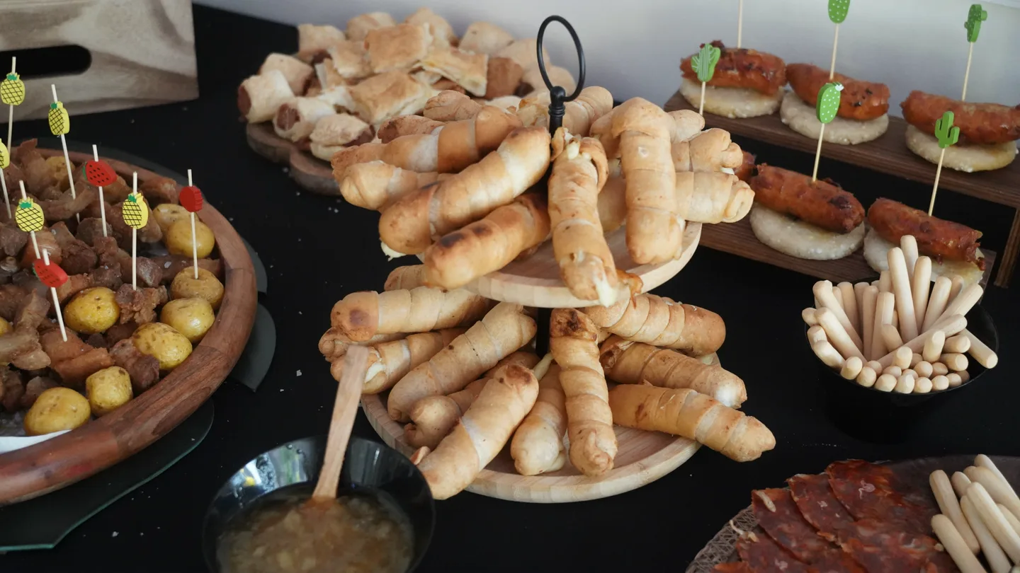 Mesa de picoteo y aperitivos preparada para un evento en Caribe 2.0