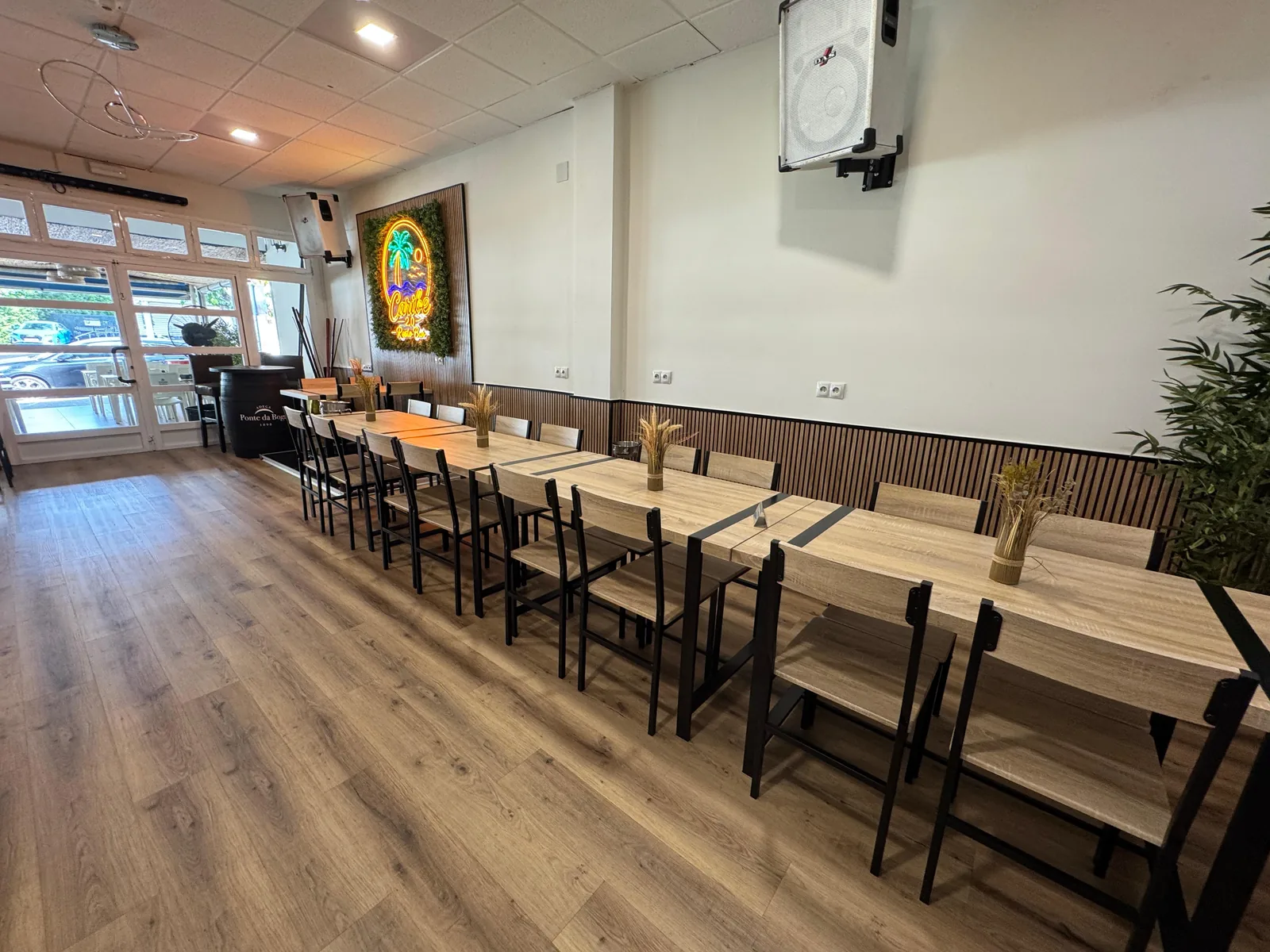 Sala de Caribe 2.0 preparada con mesas largas para un evento privado