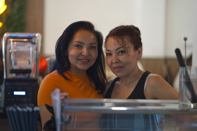 Dos hermanas de la familia Caribe juntas en el local
