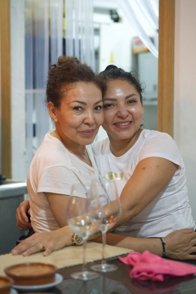Dos hermanas abrazadas en el interior de Caribe 2.0